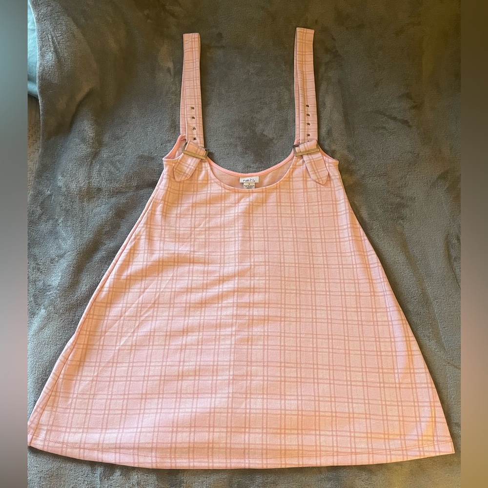 Cute pink flowered dress, flared, casual.